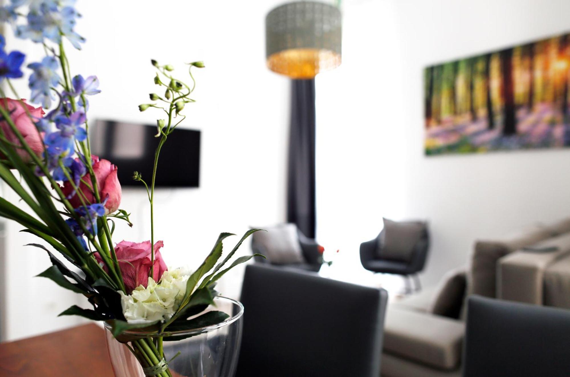 Nieb By Rockchair Apartments L Superhost Status L 3 Bedrooms Boxspringbeds 3 Bathrooms In Center "Kurfuerstendamm" - Cozy Family & Business Flair Welcomes You! Berlim Exterior foto
